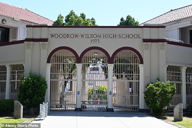 Una protesta por la peor escuela de Estados Unidos donde los estudiantes se pelean, fuman marihuana y tienen relaciones sexuales con vecinos horrorizados.