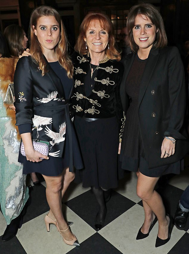 ‘El trípode se ha derrumbado’: lo que Beatrice y Eugenie piensan de la avergonzada madre Fergie mientras los conocedores dicen que las princesas están más decepcionadas con ella que con su padre, escribe Rebecca English