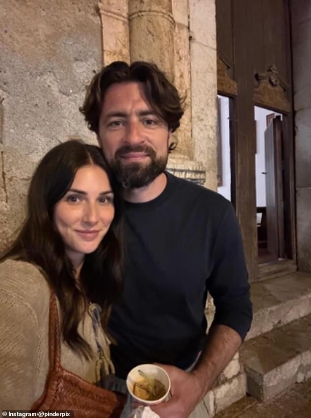 Russell Martin escapa de la pesadilla de los Rangers con su novia modelo Lucy Pinder mientras la pareja disfruta de unas vacaciones sin estrés en Nápoles