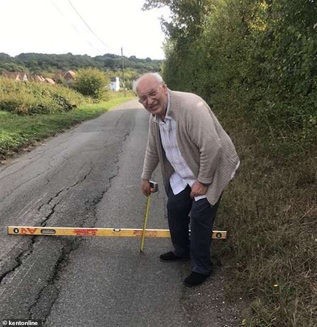 Un pensionista se niega a pagar el impuesto municipal en protesta por no haber arreglado un “montaje peligroso” en su carretera que, según él, daña los coches.
