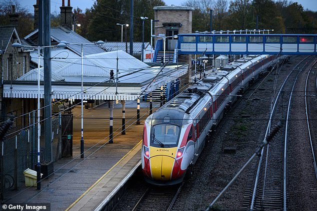 El club publica una declaración sobre el horrible incidente, y Nottingham Forest promete apoyo a los fanáticos heridos en el apuñalamiento del tren de Huntingdon
