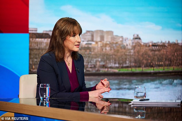 ‘No fue real’: Rachel Reeves obligada a ver imágenes de ella misma jurando que ‘nunca volverá’ después de la última bomba fiscal