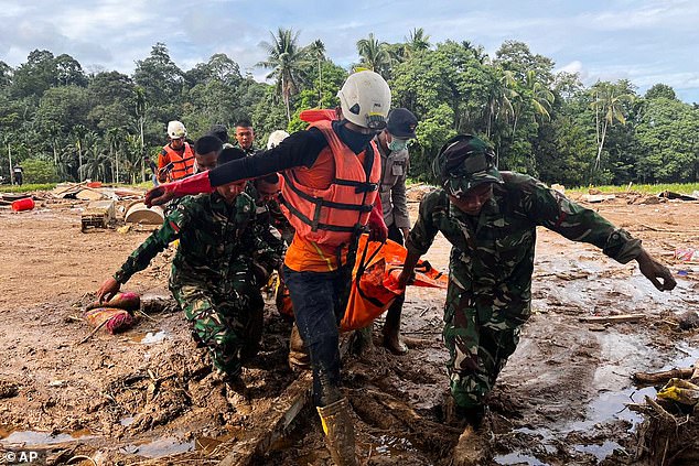 Los rescatistas en Indonesia buscan a cientos de personas desaparecidas enterradas bajo deslizamientos de tierra: al menos 900 muertos en el sudeste asiático tras una tormenta mortal