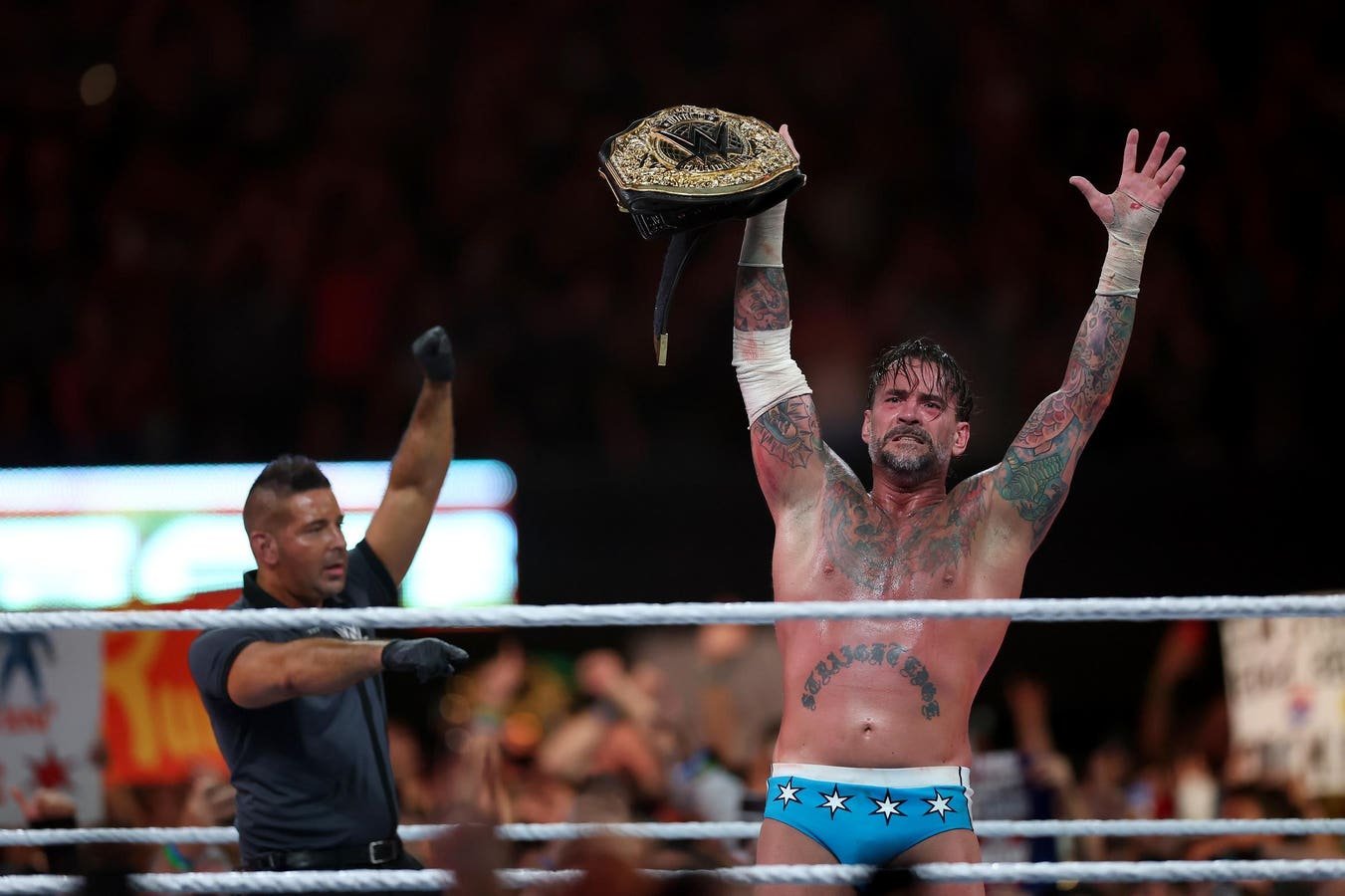 Resultados del evento principal de la noche del sábado de la WWE cuando CM Punk gana el título mundial