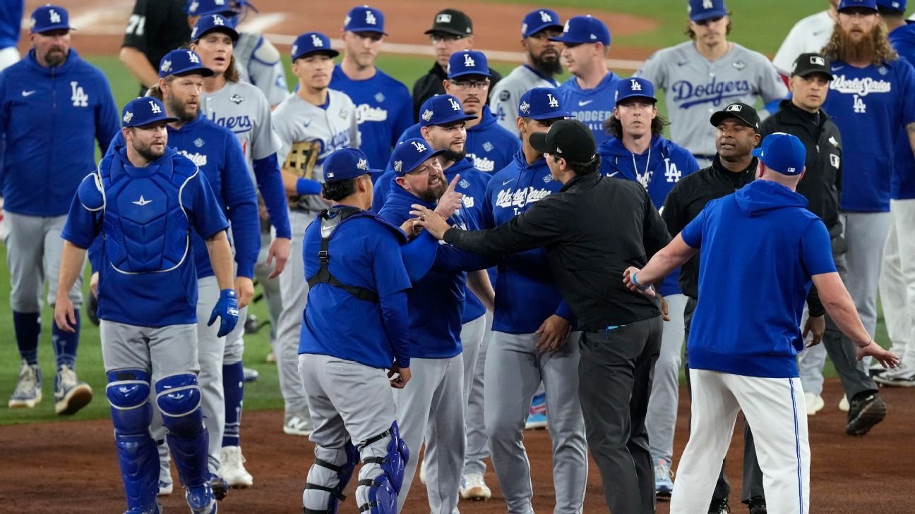 Bancos despejados después de que el SS de los Jays, Andrés Giménez, fuera golpeado por un lanzamiento