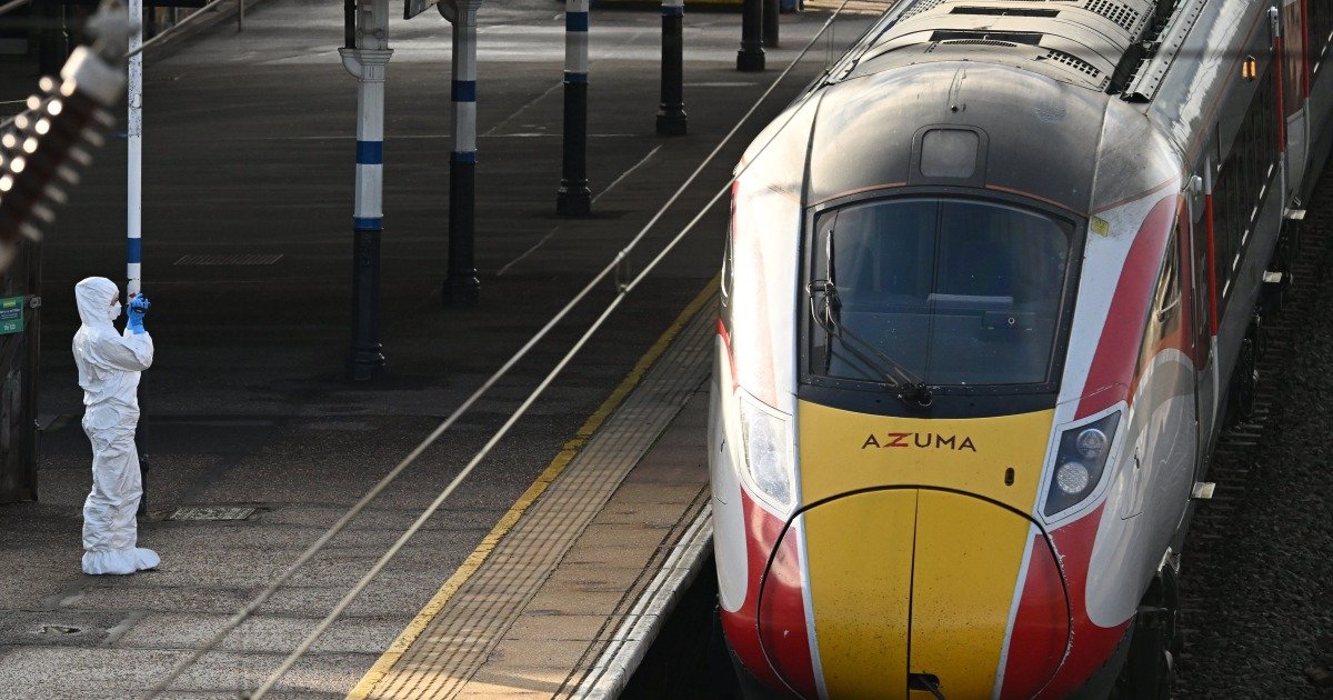 No hay evidencia de ataque terrorista en el apuñalamiento en un tren con destino a Londres, dice la policía