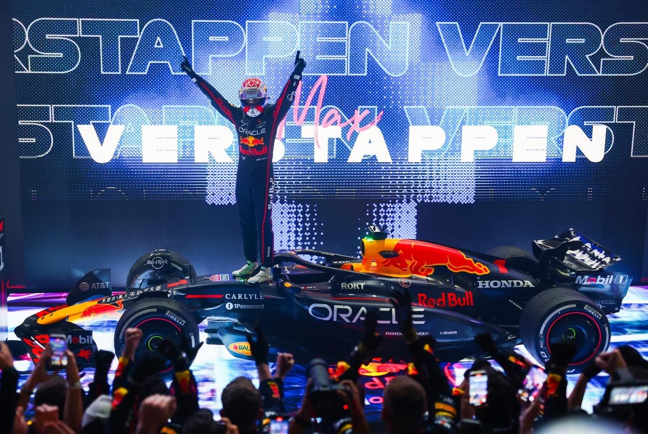 Verstappen gana y la pelea por el título llega a la final de Abu Dhabi
