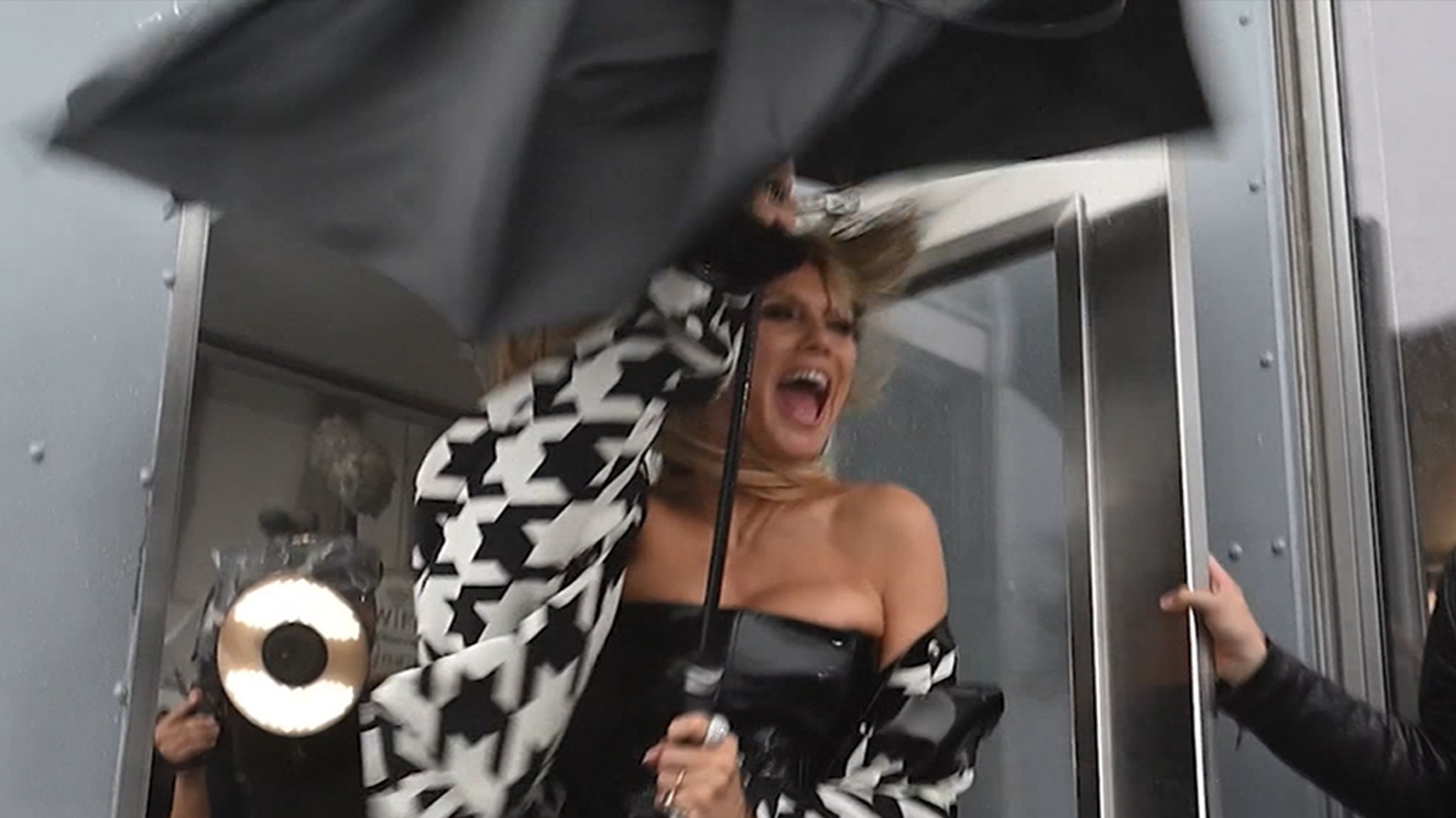 Heidi Klum pelea con paraguas en Gale Force Wind en Rooftop NYC, en video