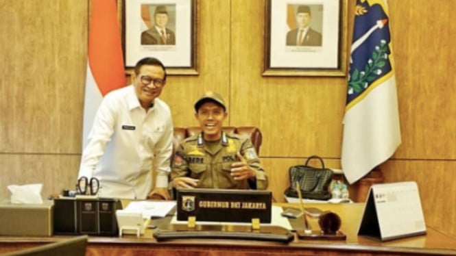 Pramono Anung, que habla inglés con fluidez, ha sido invitado el Sr. Viral Satpol PP Dede.