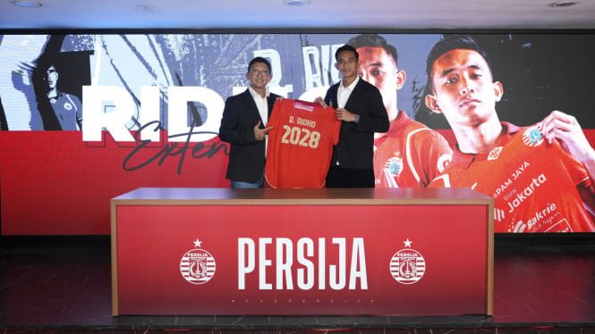 6918a9003dc3f-persija-jakarta-perpanjang-kontrak-rizky-ridho-sampai-2028_665_374.jpg