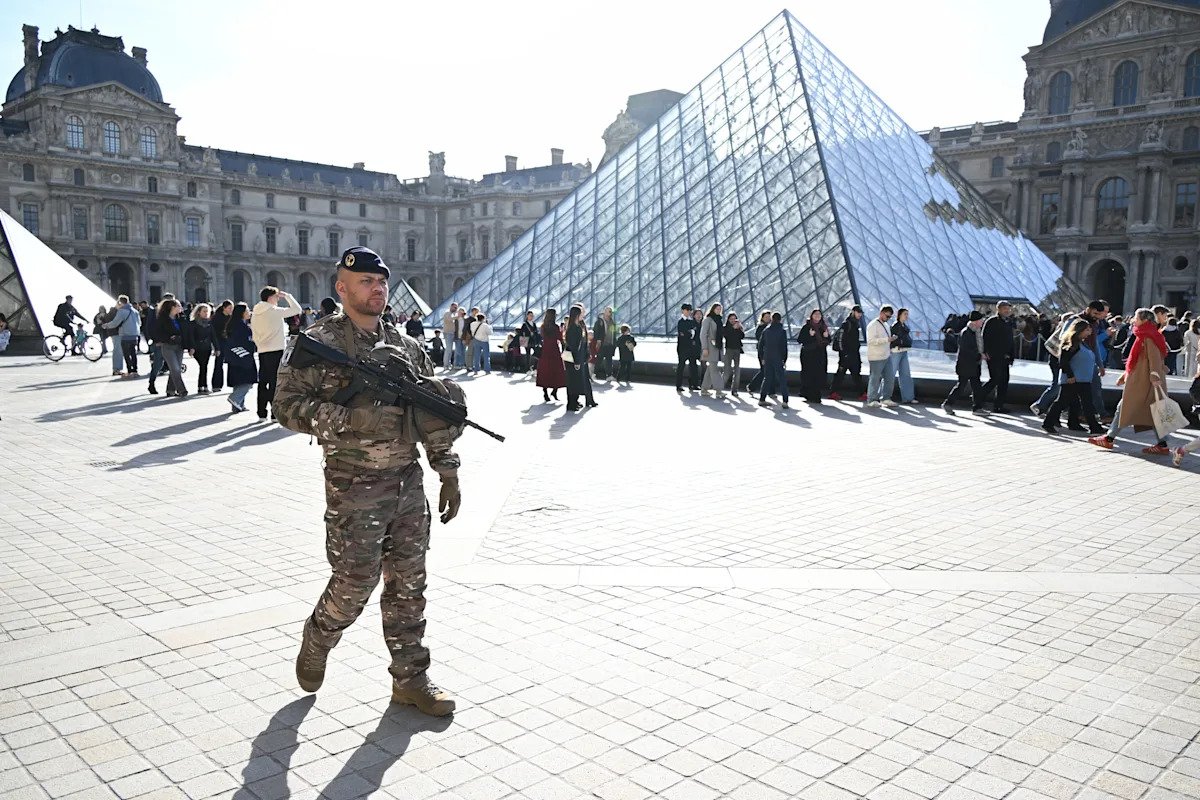 Lo que hay que saber sobre los cuatro sospechosos del robo de los trofeos de la corona del Louvre
