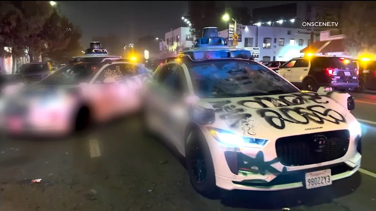 No hay arrestos ni heridos durante las celebraciones de los Dodgers en las calles de Los Ángeles, dice la policía
