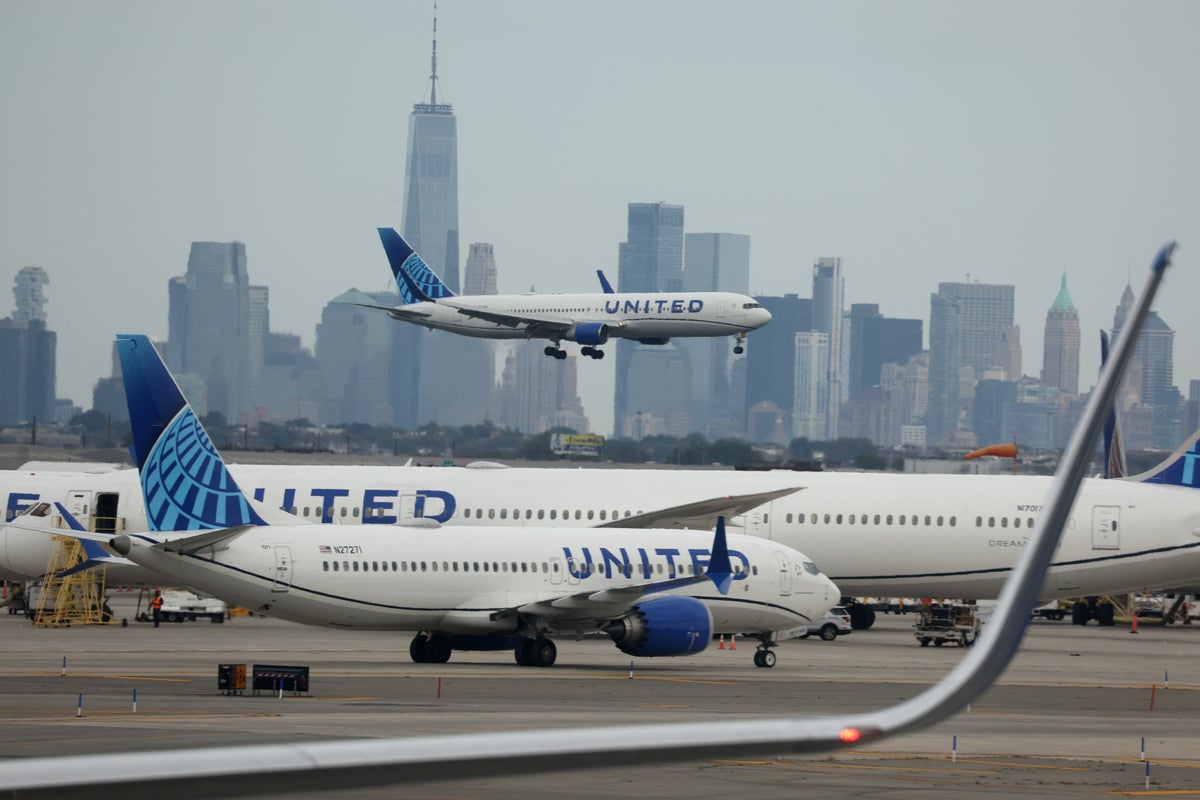 Dos aviones de United Airlines chocan en la pista de Laguardia en Nueva York tras una jornada de paradas en tierra y avisos de viento