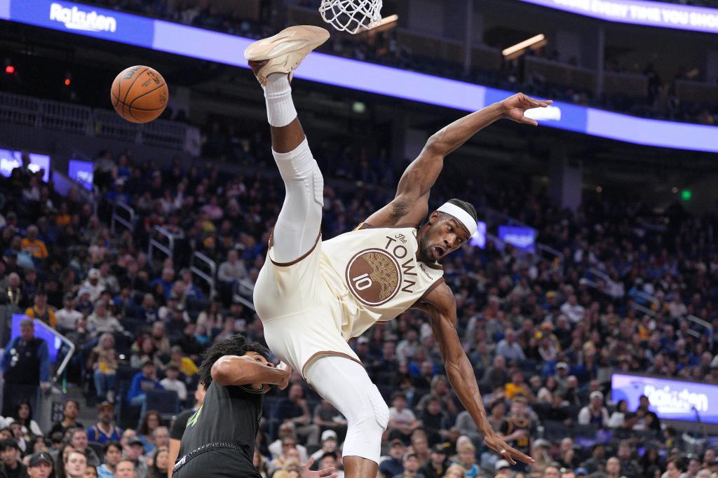 Jimmy Butler evitó una lesión por caída en la victoria de los Warriors sobre los Pelicans