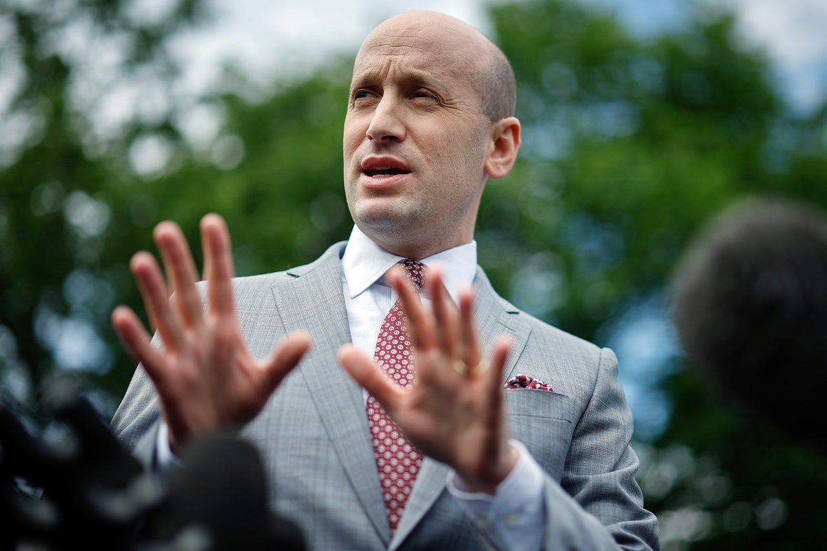 Stephen Miller realiza llamadas secretas con diplomáticos diarios para impulsar la agenda de inmigración de Trump en todo el mundo: Informe<br  width=