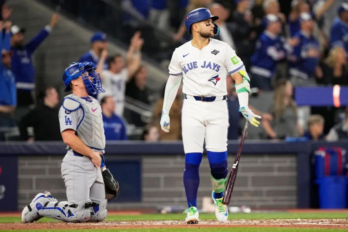 Bo Bichette de los Azulejos lanza una explosión de tres carreras para abrir al abridor Shohei Ohtani en la salida del Juego 7 de la Serie Mundial
