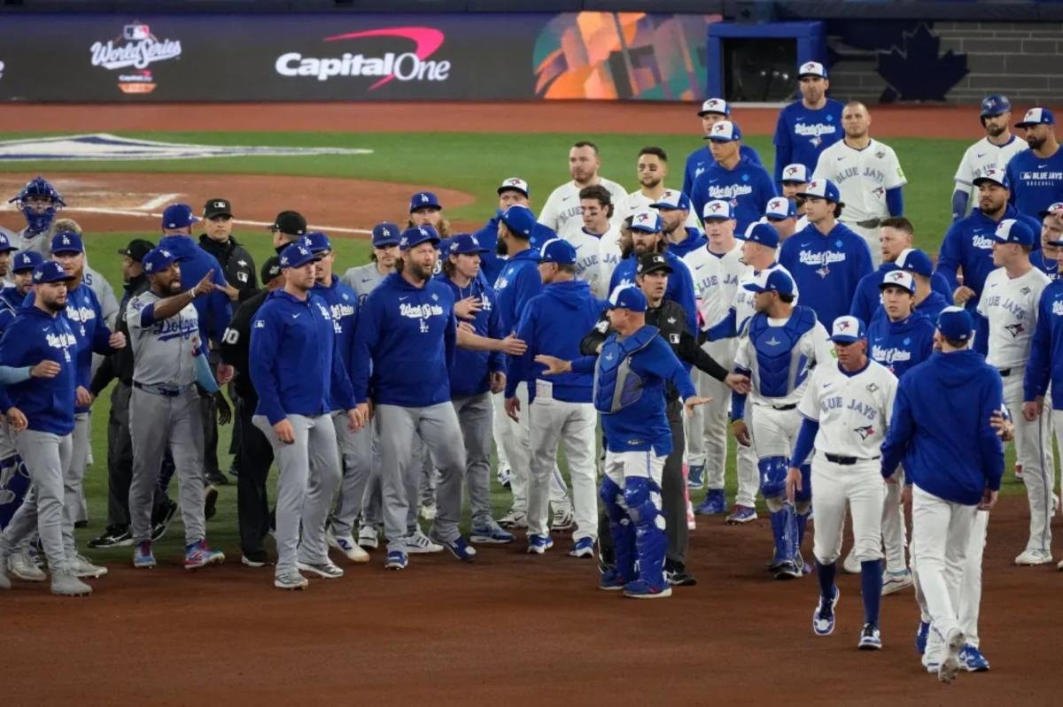 Los bancos de los Dodgers y los Azulejos se despejan en el acalorado momento del Juego 7 de la Serie Mundial