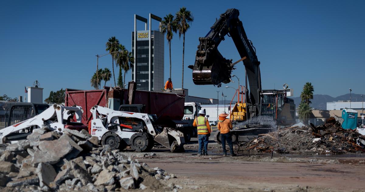 Comienza la demolición del histórico centro comercial Valley Plaza en Los Ángeles