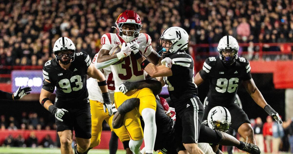 El No. 23 USC aprovechó un ataque tardío para vencer a Nebraska, manteniendo vivas las esperanzas de la CFP