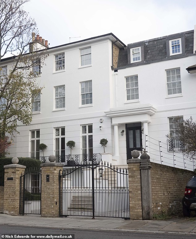 Un empresario millonario está en guerra con el ayuntamiento después de erigir una valla eléctrica alrededor de su mega mansión de Notting Hill de 44,5 millones de libras sin licencia… porque su esposa tiene “miedo a los zorros”