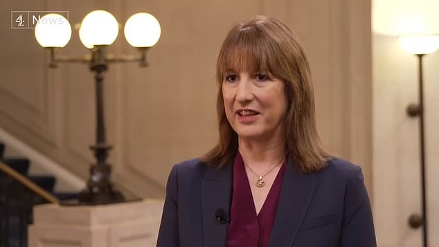 Nigel Farage dice que Rachel Reeves enfrentará una investigación por falsificación presupuestaria: se insta al organismo de control de la ética a actuar mientras el primer ministro se ve arrastrado al escándalo