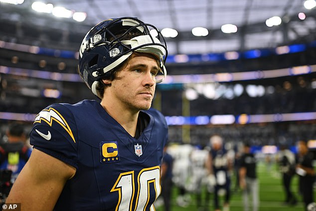 Justin Herbert está listo para ser operado después de romperse un hueso en la mano en un gran golpe a los LA Chargers.