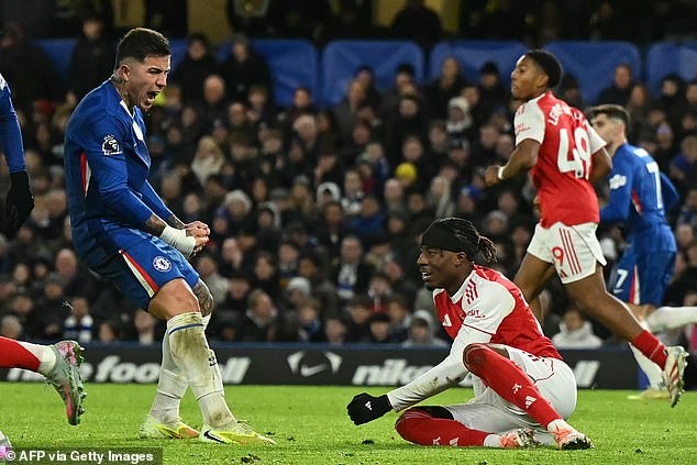 104327707-15341057-Noni_Madueke_was_given_a_rough_reception_from_Chelsea_players_on-a-7_176457410644.jpeg