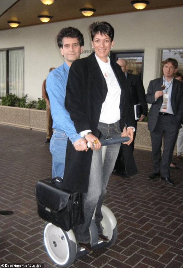 El famoso inventor dice que ya no recuerda un relajante paseo en Segway con Ghislaine Maxwell después de que aparecieran nuevas fotos de Epstein.