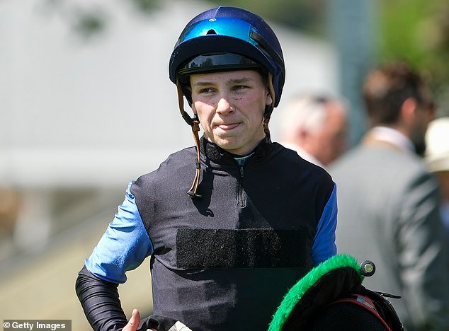 El jockey adolescente Billy Loughnane rompió el récord de más victorias en este siglo con su victoria número 222 en 2025.