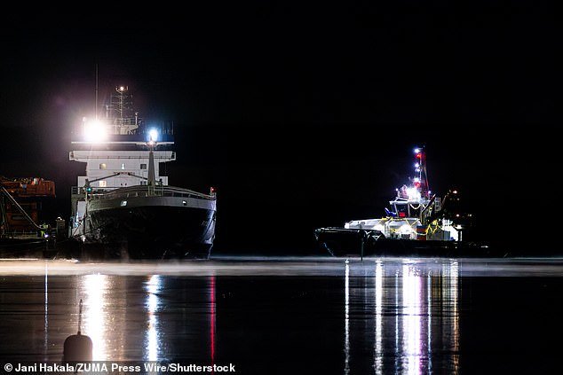 La policía finlandesa detuvo un barco sospechoso de dañar un cable submarino de telecomunicaciones en el Mar Báltico