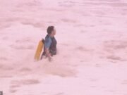 Se ha iniciado una búsqueda urgente de un joven en Coogee Beach después de que el cuerpo de una mujer apareció a pocos metros de distancia en el horror del día de Año Nuevo.