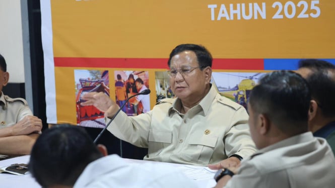 1765145499_6935c5fe4aaf2-presiden-prabowo-memimpin-rapat-penanganan-bencana-di-lanud-im-aceh_665_374.jpg