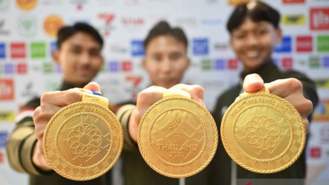 1765753176_693bc7bea0d9b-atlet-taekwondo-putra-indonesia-raih-medali-emas-di-sea-games-2025_665_374.jpg