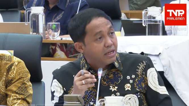 1765789895_693157e3d1713-menteri-kehutanan-menhut-raja-juli-antoni_665_374.jpg