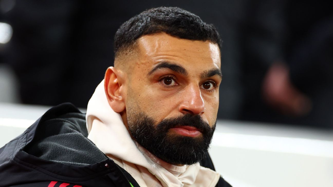 Mohamed Salah se disculpa con sus compañeros del Liverpool Curtis Jones
