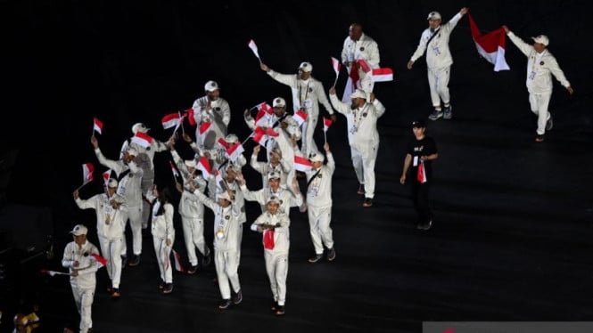 1766296236_6947318bd525e-defile-kontingen-indonesia-saat-closing-ceremony-sea-games-2025_665_374.jpg
