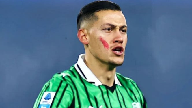 1766440290_6936270c4722f-bek-timnas-indonesia-dan-sassuolo-jay-idzes_665_374.jpg
