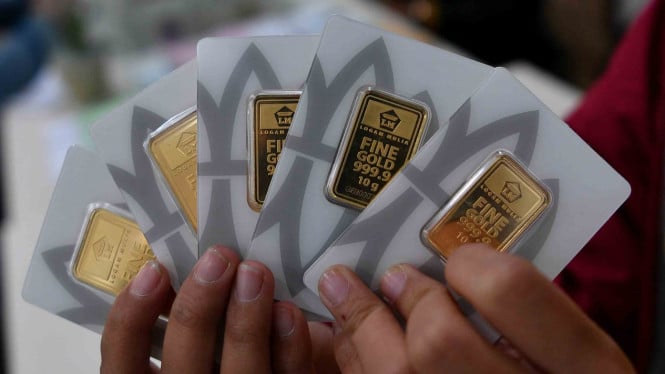 1766553573_5c348e0755540-konsumen-menunjukkan-emas-batangan-yang-dibelinya-di-butik-emas-logam-mulia-ged_665_37.jpeg