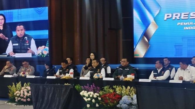 1766802511_694f1881655a0-polri-menggelar-konferensi-pers-pemulangan-9-wni-korban-tppo-dari-kamboja_665_374.jpg