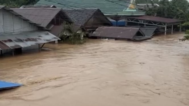 1766939082_694f9594f1dd3-kondisi-banjir-bandang-menggenangi-ratusan-rumah-warga-di-balangan-kalsel_665_374.jpeg