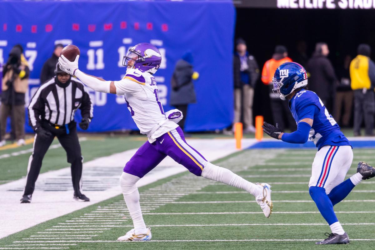 18-minnesota-vikings-completes-reception-117717475.jpg