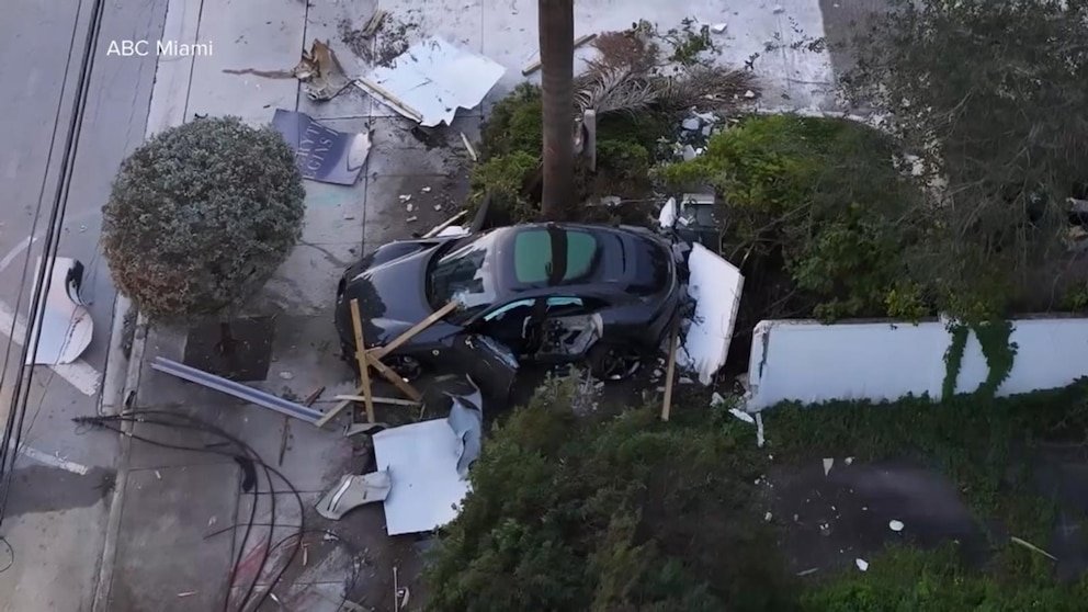 Ver: Video indica que Ferrari robado chocó contra un poste de luz en Miami