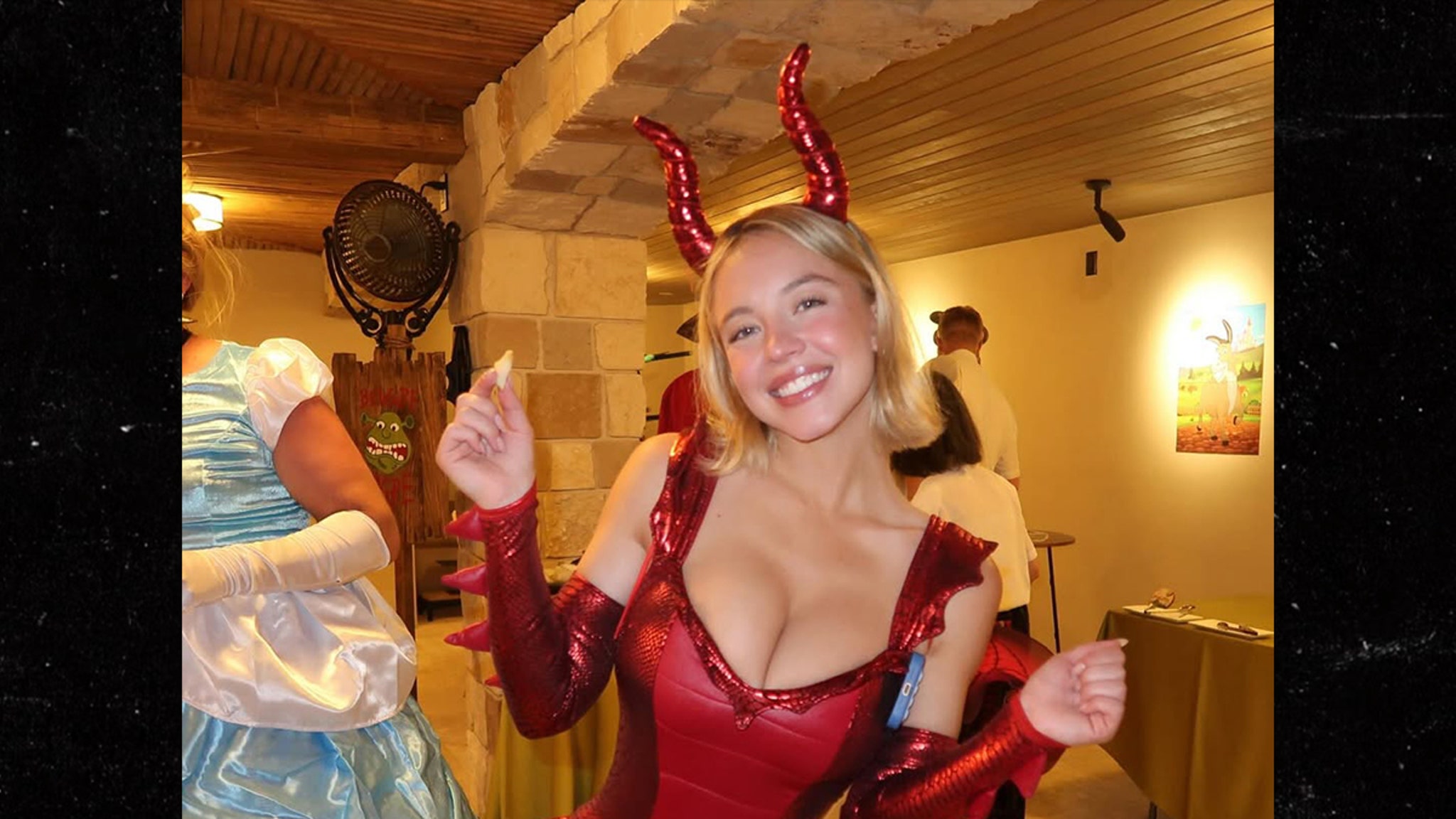 Sydney Sweeney se viste como la versión sexy del Dragón de las películas de Shrek