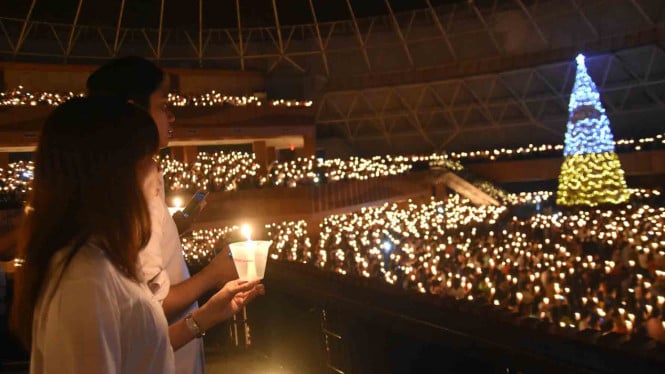 585f5609d5081-misa-natal-sejumlah-gereja-di-indonesia_665_374.jpg