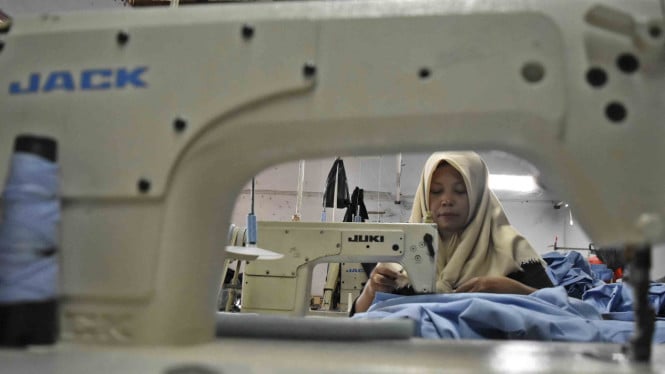 5b07c2e8733f4-buruh-memproduksi-pakaian-jadi-di-salah-satu-pabrik-garmen-di-bergas-kabupaten_665_374.jpeg