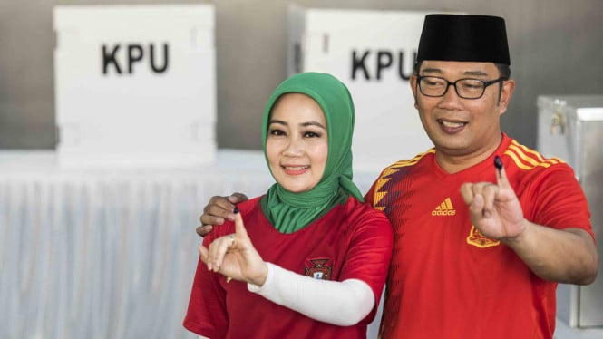 5b333a03cc4c2-calon-gubernur-jawa-barat-nomor-urut-satu-ridwan-kamil-kanan-bersama-istri-ata_665_374.jpeg