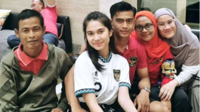 650901e98f5bd-azizah-salsha-dan-orang-tua-pratama-arhan_665_374.jpg