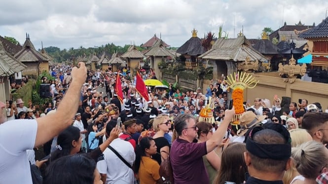 66878fffc32ed-bertepatan-dengan-musim-liburan-festival-panglipuran-targetkan-5000-wisatawan-per-hari.jpeg