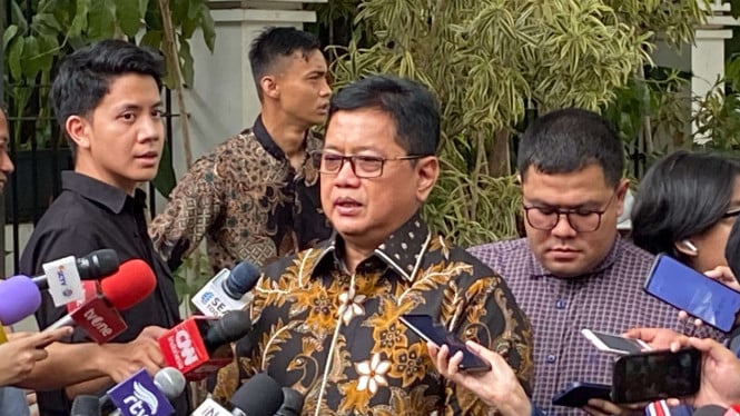 670e1efec7c21-wakil-ketua-umum-pan-viva-yoga-mauladi-di-kertanegara-jakarta-selatan_665_374.jpeg