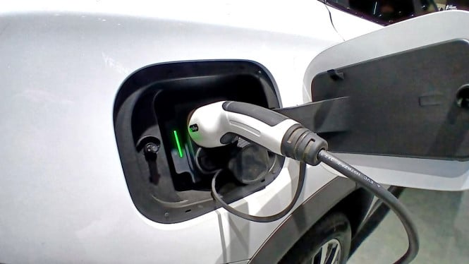 67b72ef7dfe8b-ilustrasi-mobil-listrik-cas-kendaraan-listrik_665_374.jpeg